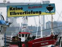 Ein Kutter mit einem Banner mit der Aufschrift "Keine Elbvertiefung"