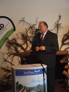 Der stellvertretende Landrat Hans-Peter Dreß gratuliert zum Jubiläum. Foto: TorfHaus