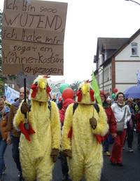 Die BUNDjugend war mit zwei Bussen aus Hannover zur Demo angereist. Im Gepäck waren passende Kostüme und Schilder. Fotos: BUNDjugend