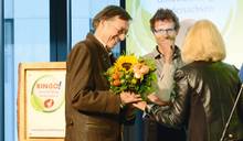 Klaus Mayhack (links) nimmt den Niedersächsischen Umweltpreis 2014 entgegen. Foto: BUND