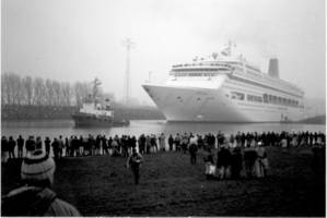Das Kreuzfahrtschiff "Oriana" wird auf der Ems in die Nordsee überführt. Foto: R. Exner