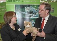 Gert Lindemann, Niedersächsischer Landwirtschaftsminister, und Janina Philipp, Projektleiterin des BUND-Projekts "Rettungsnetz Wildkatze"