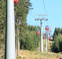 Skilift im Sommer. Foto: Friedhart Knolle