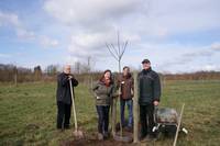 Pflanzaktion. Von links nach rechts: Prof. Dr. Helmut Scharpf (Stellvertretender Vostandsvorsitzender BUND Landesverband Niedersachsen), Sabine Washof (Projektleitung, BUND Landesverband Niedersachsen), Eva Meyerhoff (Naturschutzberatung, Kompetenzzentrum Ökolandbau Niedersachsen KÖN) und Knut Sierk (Teamleiter, Forstamt Sellhorn / Waldpädagogikzentrum Lüneburger Heide WPZ).