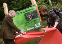 Eröffnung des Wildkatzen-Walderlebnis mit Bürgermeister Ralf Abrahms und BUND Wildkatzenexpertin Janina Philipp (Fotograf: Rudolf Bossinade)