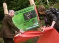 Eröffnung des Wildkatzen-Walderlebnis mit Bürgermeister Ralf Abrahms und BUND Wildkatzenexpertin Janina Philipp (Fotograf: Rudolf Bossinade)
