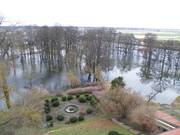 Blick vom Burgturm auf die überschwemmten Flächen rings um die Burg. Foto: Ralf Häfke, Trägerverbund Burg Lenzen e.V.