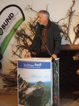 Nationalpark-Leiter Andreas Pusch spricht ein Grußwort. Foto: TorfHaus