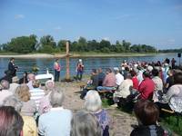Gottesdienst am Ufer der Elbe beim 8. Elbe-Kirchentag in Dessau 2015. Foto: BUND