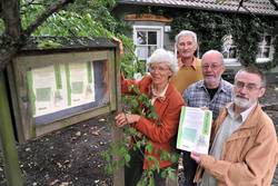 Foto: Barbara Homburg, Gerhard Chrost, Peter Bronold und Ulrich Hung – im Hintergrund die BUND-Geschäftsstelle in Wolfsburg