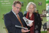 Hauke Jagau, Regionspräsident, und Renate Backhaus, Mitglied des BUND-Landesvorstandes