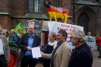 Bauern und Agrarbündnis übergeben ein Forderungspapier an Niedersachsens Landwirtschaftsminsiter Meyer. Foto: L. Beckmann