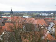 Blick vom Burgturm auf die überschwemmten Flächen rings um die Burg. Foto: Ralf Häfke, Trägerverbund Burg Lenzen e.V.