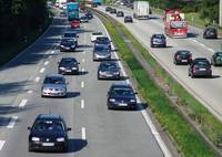 Der BUND setzt sich dafür ein, dass mehr Verkehr auf Schiff und Schiene verlagert wird anstatt neue Autobahnen zu bauen. Foto: Peter Kirchhoff/www.pixelio.de