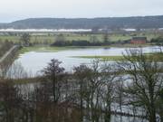 Blick vom Burgturm auf die überschwemmten Flächen rings um die Burg. Foto: Ralf Häfke, Trägerverbund Burg Lenzen e.V.