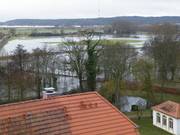 Blick vom Burgturm auf die überschwemmten Flächen rings um die Burg. Foto: Ralf Häfke, Trägerverbund Burg Lenzen e.V.