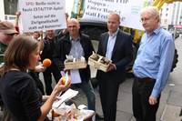 Die SPD-Abgeordneten bekommen faule TTIP-Äpfel und gesunde, faire Äpfel übergeben als Zeichen des Protests gegen TTIP und CETA. Foto: AbL