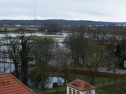 Blick vom Burgturm auf die überschwemmten Flächen rings um die Burg. Foto: Ralf Häfke, Trägerverbund Burg Lenzen e.V.