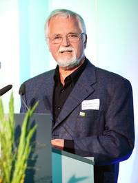 Dr. Reinhard Löhmer bedankt sich für den Niedersächsischen Ehrenamtspreis. Foto: Niedersächsische Bingo-Umweltstiftung