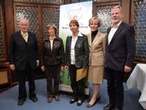 Von links: Minister Hans-Heinrich Sander (Kuratoriumsvorsitzender der Bingo-Umweltstiftung), Alwine Gerner, Elke Jentsch, (BUND-Kreisgruppe Nienburg), Anne Zachow (Vorstandsvorsitzende der Bingo-Umweltstiftung) und Lothar Gerner (BUND- Kreisgruppe Nienburg)