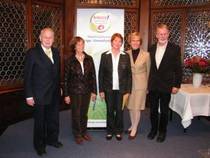 Von links: Minister Hans-Heinrich Sander (Kuratoriumsvorsitzender der Bingo-Umweltstiftung), Alwine Gerner, Elke Jentsch, (BUND-Kreisgruppe Nienburg), Anne Zachow (Vorstandsvorsitzende der Bingo-Umweltstiftung) und Lothar Gerner (BUND- Kreisgruppe Nienburg)