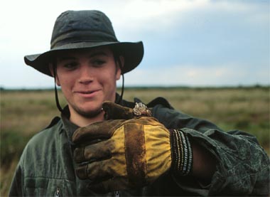 Foto: Moorfrosch und Mensch