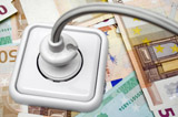 Strom sparen: Stecker auf Euro-Scheinen, Foto; www.istockphoto.com/winterling